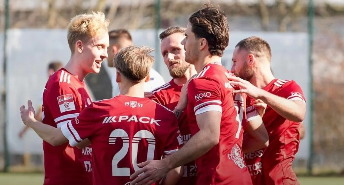 Piłka nożna, Derby województwa Świecie doliczonym czasie - zdjęcie, fotografia