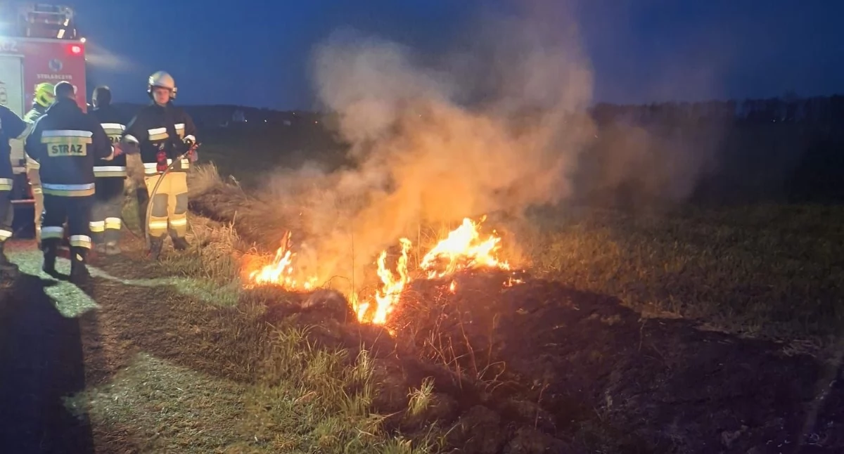 Pożar, Ogień pojawił niedaleko stogu akcji zastępy - zdjęcie, fotografia