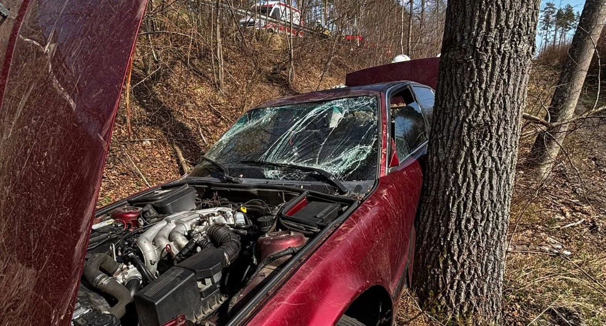 Pożar, Samochód wypadł drogi spadł skarpy Było groźnie - zdjęcie, fotografia