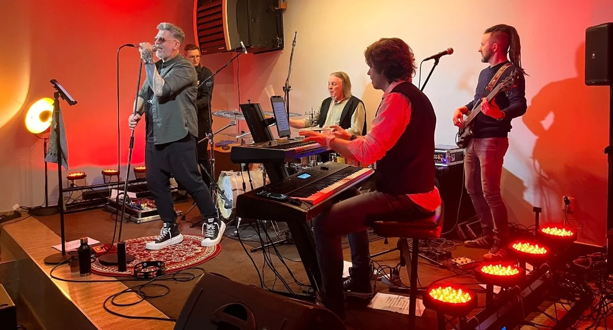 Koncert, Bends rozgrzał publiczność Przysiersku Była niespodzianka - zdjęcie, fotografia