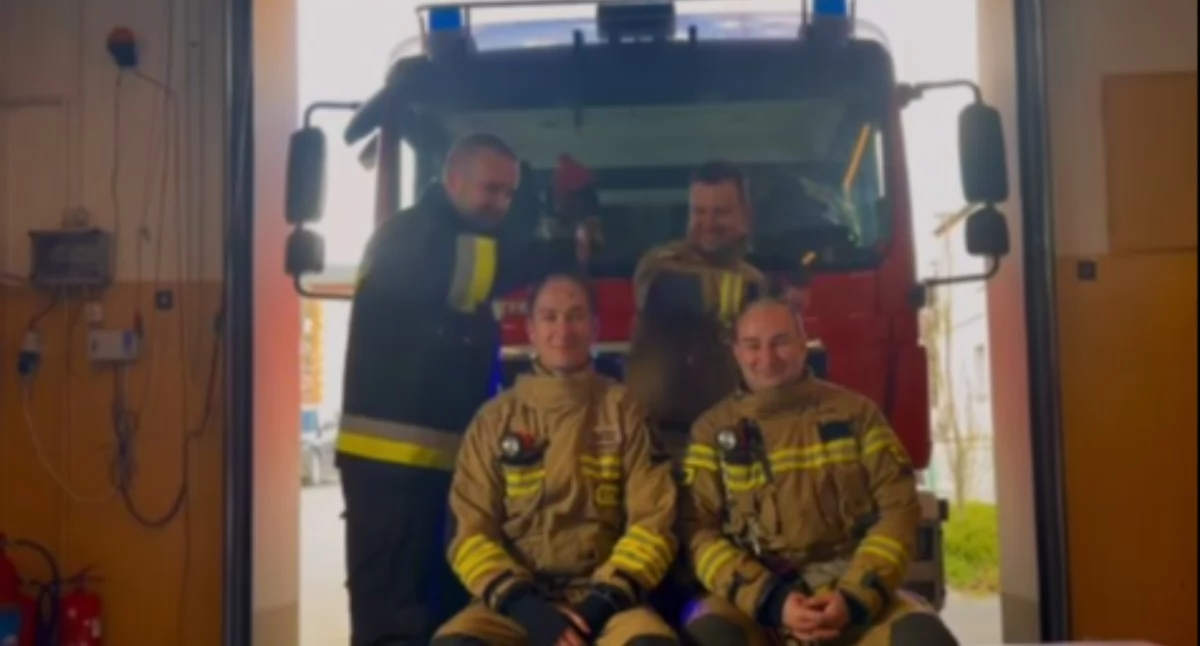 Pomoc potrzebna, Strażacy obcięli łyso chodzi akcji Łatwogang Cancer Fighters - zdjęcie, fotografia