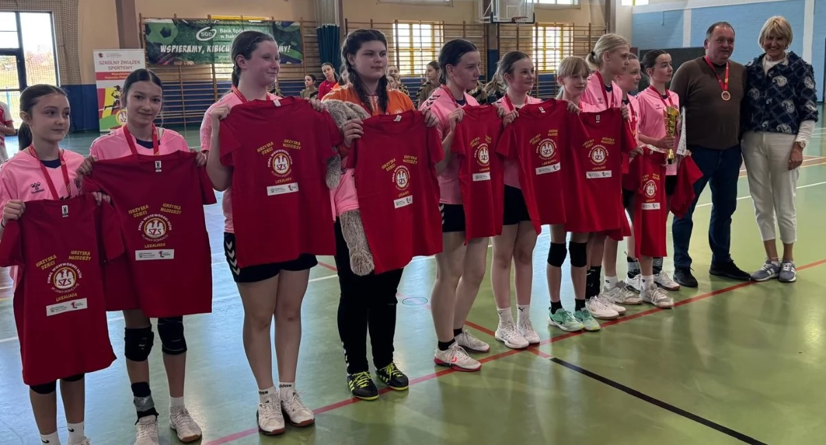 Sport szkolny, Dziewczyny Świekatowa wicemistrzyniami województwa piłkę ręczną potrafią grać bardzo dobrze - zdjęcie, fotografia
