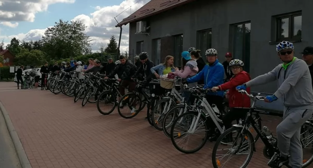 Czas wolny, Przed Parafialny Rowerowy Uczestnicy przejadą - zdjęcie, fotografia