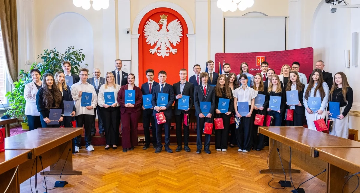 Edukacja, Nagrody Burmistrza absolwentów szkół ponadpodstawowych Prymusi zostali docenieni - zdjęcie, fotografia