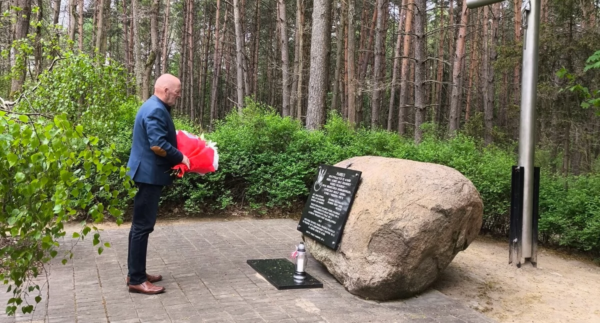 Historia, Narodowy Dzień Zwycięstwa Wójt Marian Krywald oddał hołd poległym - zdjęcie, fotografia