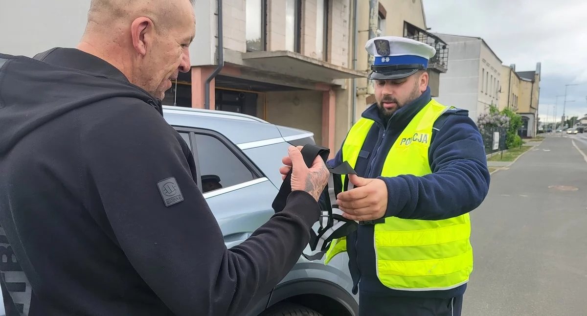 Akcja policji, Policjanci wręczali upominki liczy bezpieczeństwo - zdjęcie, fotografia