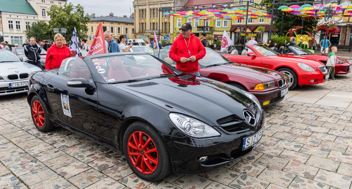 Motoryzacja, Wyjątkowe samochody dotarły Świecia ramach rajdu charytatywnego [ZDJĘCIA] - zdjęcie, fotografia