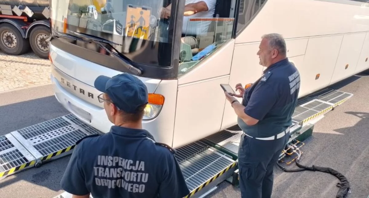 Akcja policji, Skontrolowano autokarów Niektóre pojazdy pojechały dalej - zdjęcie, fotografia