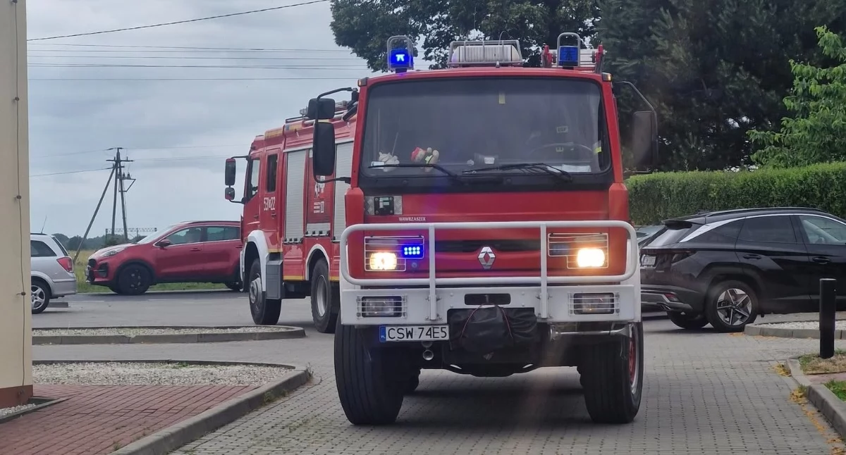 Akcja straży, Jeżewie znaleziono pocisk Interweniowała straż policja saperzy - zdjęcie, fotografia