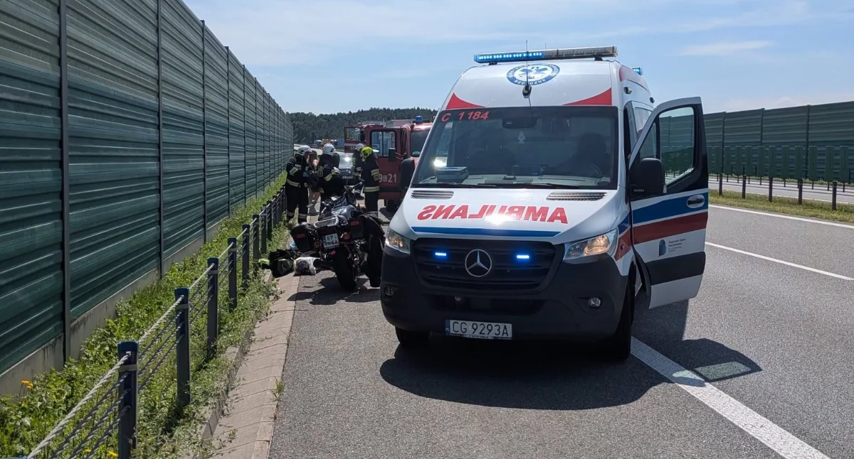 Wypadek drogowy, Motocyklista przewrócił autostradzie Ranny trafił szpitala - zdjęcie, fotografia