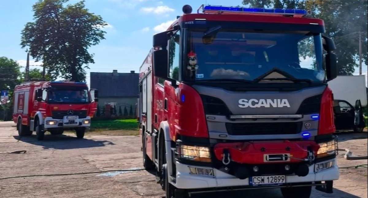 Pożar, garażu pojawiło zadymienie miejsce wezwano strażaków - zdjęcie, fotografia