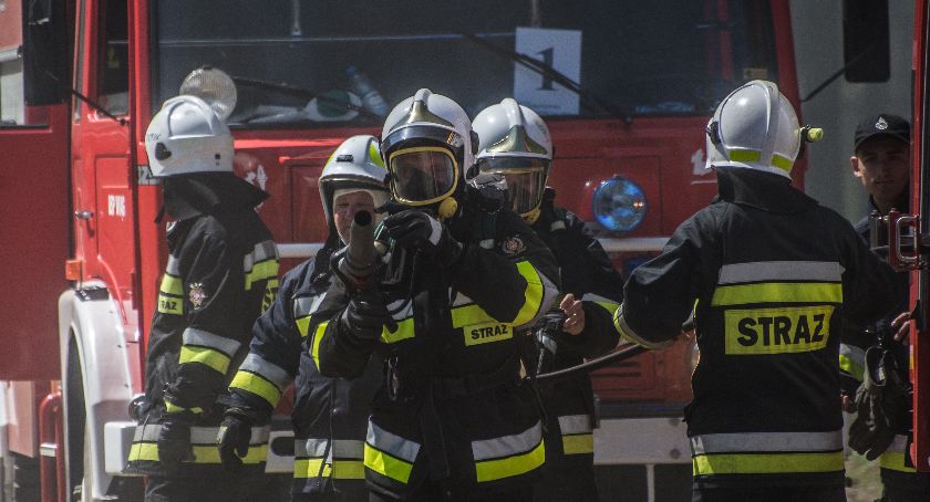 Pożar, pożary powiecie zastępów strażaków pojechało wczoraj akcji - zdjęcie, fotografia