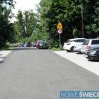 Gdy brakuje miejsc na parkingu, zmotoryzowani parkują na  ulicy Wierzbowej