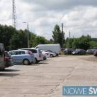 Kierowcy wykorzystali każdą wolną przestrzeń także za dworcem