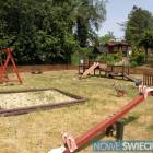 Tuż obok plaży jest plac zabaw dla dzieci