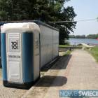 Na parkingu przy plaży ustawiono przenośną toaletę, z której plażowicze mogą korzystać...