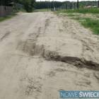 W kilku miejscach wyrwy sięgają niemal połowy jezdni drogi