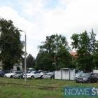 Część kierowców, z powodu braku miejsc, parkuje na gminnym terenie koło przejazdu...