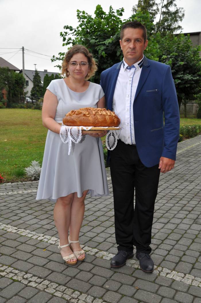  Starostowie Karolina i Marcin Pawłowscy z Przysierska gospodarują na 19 ha.  Zajmują się zarówno produkcją roślinną jak i hodowlą zwierząt. Poza tym oboje pracują zawodowo. 
