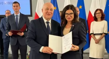 Iwona Karolewska odebrała zaświadczenie o wyborze. - Ogromne emocje i poczucie wdzięczności