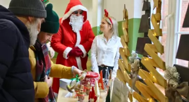W siedzibie starostwa odbył się kiermasz świąteczny. W szczytnym celu [ZDJĘCIA]