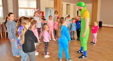 Przedświąteczne animacje dla dzieci w bibliotece w Bukowcu