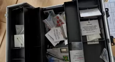 Jak wyglądają narkotyki? Policjant z walizką przyjechał do szkoły