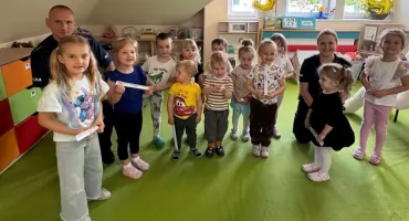 Edukacyjna wizyta u przedszkolaków. „Im wcześniej tym bezpieczniej”