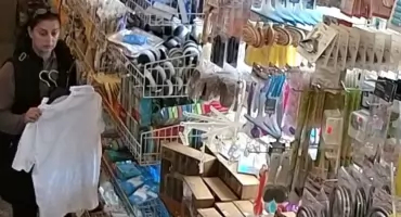 Wyciągnęła portfel z torebki klientki. Policja szuka tej kobiety 