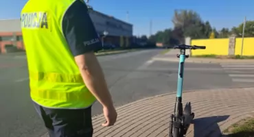 Kosztowna przejażdżka hulajnogą elektryczną. Policjanci wyczuli od 19-latki alkohol