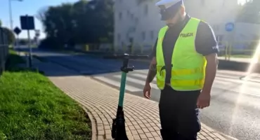 Jeździł hulajnogą, a nie miał uprawnień. Mandat dostała matka