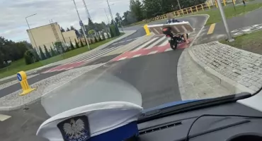 Przewoził drzwi na motorowerze. Policjanci nie pozwolili mu dalej jechać