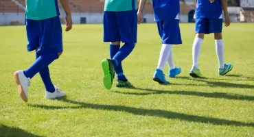 Jak dobrać halówki do gry w piłkę? Kieruj się tymi kryteriami