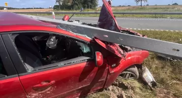 Samochód wbił się w bariery energochłonne. Jedna osoba trafiła do szpitala