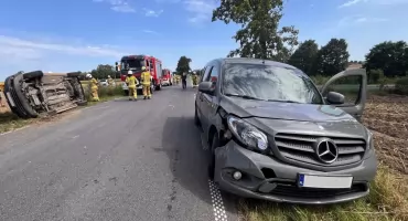 Zderzenie dwóch samochodów. Jeden z nich przewrócił się na bok