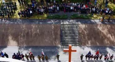 Uroczystość patriotyczno-religijna w Mniszku. To tutaj zamordowano 10 tys. osób