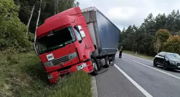 Samochód ciężarowy wypadł z drogi. Interweniowała straż pożarna