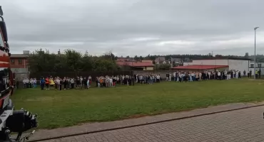 Ewakuacja w Szkole Podstawowej w Osiu. Strażacy przeprowadzili ćwiczenia [ZDJĘCIA]
