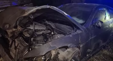 Wieczorna kolizja w Pruszczu. BMW staranowało ogrodzenie