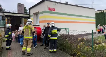 Ewakuacja dzieci z przedszkola. Strażacy przeprowadzili ćwiczenia [ZDJĘCIA]