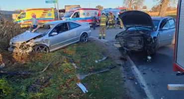 Wypadek na skrzyżowaniu w Serocku. Zderzyły się dwa samochody