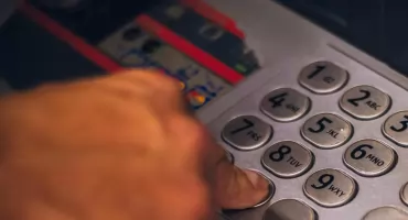 Kradzieże pieniędzy z kont bankowych. 150 osób straciło środki