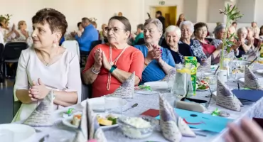 Seniorzy świętowali w „Stokrotce”. Wyjątkowe spotkanie w niesamowitej atmosferze [ZDJĘCIA]