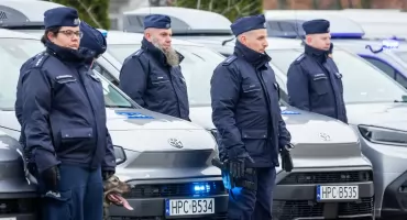 Policjanci ze Świecia otrzymali nowy samochód. Do bezpiecznego przewozu psów służbowych 