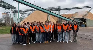 „Od włókna do tektury”. Wizyta uczniów w zakładzie Mondi Świecie