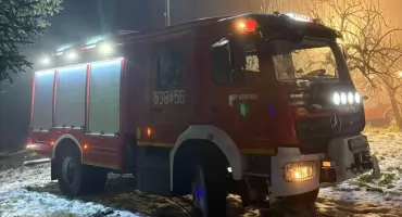 Zapaliło się poddasze budynku mieszkalnego. W akcji wiele zastępów