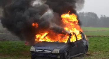 Pożar samochodu i użycie płachty gaśniczej. Strażacy ćwiczyli w Jeziorkach