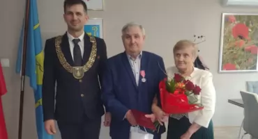 Państwo Krystyna i Mieczysław Niewiadomscy z Medalami za Długoletnie Pożycie Małżeńskie. Wzruszający moment