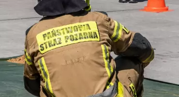 Zderzenie samochodu osobowego z pociągiem w powiecie świeckim. Jedna osoba poszkodowana