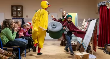 Cykl przedstawień w gminie Świecie. Teatr Magmowcy zabrał dzieci do bajkowej krainy pełnej interakcji 